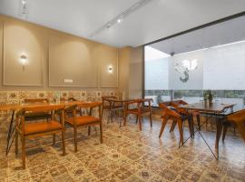 Townhouse OAK Hotel The Golf Near LuLu Hypermarket，位于勒克瑙的酒店