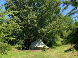 Tente bivouac Option bain chauffée au bois，位于Idrac-Respailles的酒店