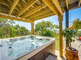 Fredericksburg Retreat with Private Hot Tub and Patio!，位于弗雷德里克斯堡的度假短租房