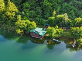 ECO cabin Plivsko jezero Jajce，位于亚伊采的酒店