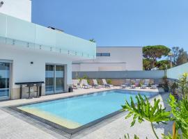 Villa Luz 37 - Jacuzzi Terrace & Swimming Pool，位于阿尔布费拉的带按摩浴缸的酒店