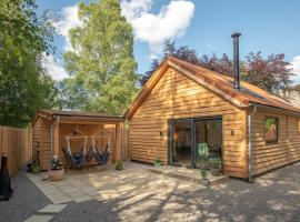 Arbor Nethy Bothy in Cairngorms National Park，位于奈斯桥的酒店