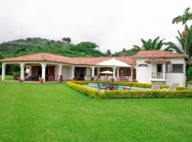 Casa de Campo con Piscina e increíble vista，位于Santagueda的度假短租房