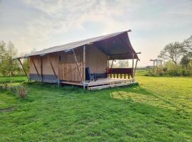 Glamping Tent in Friesland by Nature Reserve，位于De Veenhoop的酒店