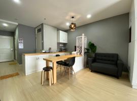 A Modern & Homely Studio with Pool and Gym，位于金宝的带泳池的酒店