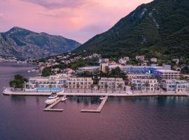 Hyatt Regency Kotor Bay Resort，位于科托尔的带停车场的酒店