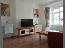 Lovely 3 Bedrooms Flat Near Romford Station With Free Parking，位于罗姆福特的低价酒店