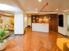 Bloom Hotel Koregaon Park，位于浦那柯雷岗公园的酒店