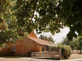 The Threshing Barn - relaxing countryside spa break，位于Pentney的酒店