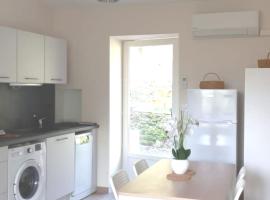 Maison au calme avec jardin et parking privé，位于Rouairoux的酒店