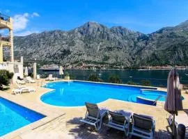 Sea view and pool! Brend new! Vista