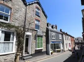 Town centre apartment with parking