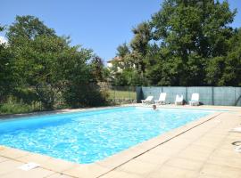 Comfortable Apartment in Lablachère with Terrace in Ardèche，位于Lablachère的酒店