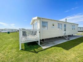 Lovely Caravan With Decking At Sand Le Mere Park In Yorkshire Ref 71032tv，位于Tunstall的海滩短租房