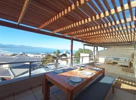 Ursula's Upmarket Apartment - Panoramic Views, Large Patio - Braai, WIFI - DSTV