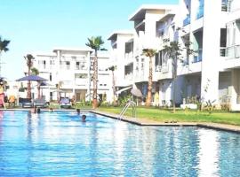 Casabay appartement pied dans l'eau 87 m2，位于西迪拉哈尔的酒店