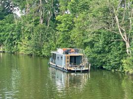 Führerscheinfreies mobiles Hausboot，位于雷希林的酒店