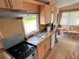 4-Bedroom Cosalt Located in Uddingston, Glasgow at Maryville Caravan Site，位于阿丁斯顿的酒店