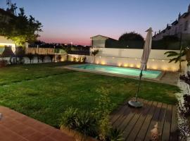 Vila T2 Algarve piscina privada，位于维拉诺瓦德卡塞拉的公寓