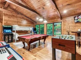 Stay and Play at The Ryland: Private Game Room & Community Pool Retreat，位于加特林堡的乡村别墅