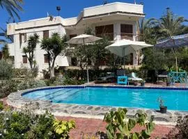 5 bdr family villa with private pool and new AC, 5 min from beach