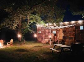 Cabin 2 - steps from the river!，位于亨茨维尔的木屋