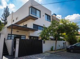 Rokah Luxury Villa at Ramat HaHayal，位于特拉维夫的酒店