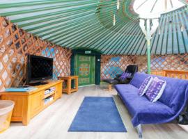 Green Yurt with Hot Tub - Sleeps 3 Parking & WiFi，位于Turriff的酒店