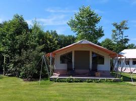 Safari Tent in Friesland near Nature，位于Twijzel的酒店