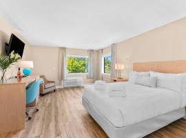 Gold Coast Inn Breathtaking Sunsets Corner Lake View Room 101，位于特拉弗斯城的酒店
