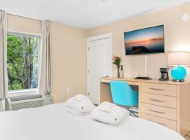 Gold Coast Inn Breathtaking Sunsets 2 Bdr Garden View Deluxe Suite 209，位于特拉弗斯城樱桃首都机场 - TVC附近的酒店