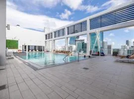 Cozy Downtown Pad- Luxe Rooftop pool gym and more