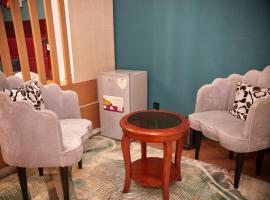 Freedom Palace Hôtel P/N，位于波多诺伏的酒店