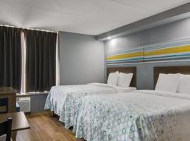 HomeTowne Studios by Red Roof and Conference Center Chicago - N Aurora Naperville，位于North Aurora的酒店