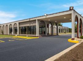 HomeTowne Studios by Red Roof and Conference Center Chicago - N Aurora Naperville，位于North Aurora的酒店