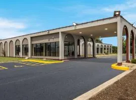 HomeTowne Studios by Red Roof and Conference Center Chicago - N Aurora Naperville