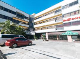 RedDoorz Plus at Holiday Plaza Hotel Tuguegarao City，位于土格加劳的酒店