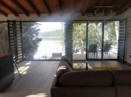 Zirahuen, caba&ntilde;a moderna junto al lago，位于兹拉胡恩的木屋