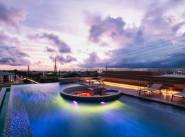 REF Okinawa Arena by VESSEL HOTELS，位于冲绳岛市的带泳池的酒店