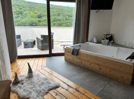 Al bosco incantato，位于的里雅斯特的带热水浴缸的酒店