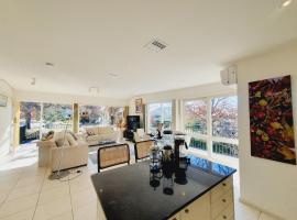 Yarralumla Sunny&open&comfy 3B&2B home near by a lake and shopping centre，位于Yarralumla的酒店