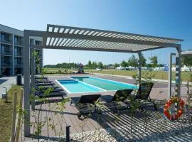 Mindaugo apartamentai su šildomu baseinu, sporto sale, vaikų kambariu, work zona