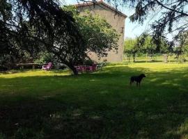 Gîte la roche paisible，位于Saint-Julien-de-Coppel的酒店