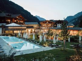Familien Natur Resort Moar Gut，位于格罗萨尔的带泳池的酒店