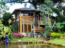 CASA DEL ÁRBOL, Romántico, Piscina, en Chinauta, el mejor clima，位于El Michú的酒店