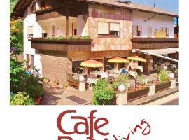 Café Rudi Living，位于帕尔奇内斯的住宿加早餐旅馆