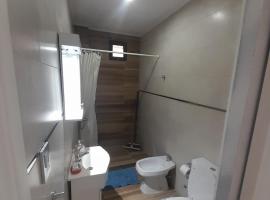 "Temporarios Donbasi" departamentos 3 ambientes con cochera，位于Lanús的酒店