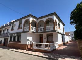 casa grande en Córdoba, pueblo de la Victoria , 6 dormitorios，位于La Victoria的带停车场的酒店