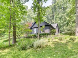 Mountain Cabin with Amazing Views Near Hocking Hills，位于雅典的酒店