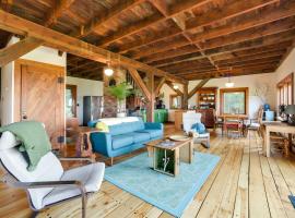 Breathtaking Mtn Views Stylish Rustic Retreat!，位于本宁顿的酒店